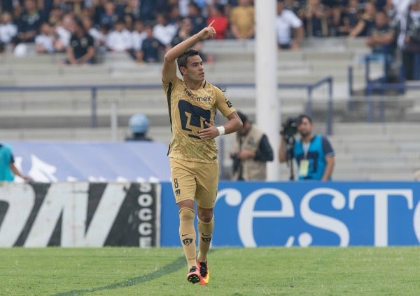 Barrera dedicando un gol en el Olímpico Universitario