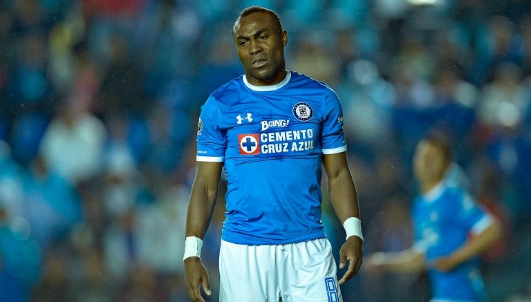 Joffre Guerrón durante un partido de Cruz Azul