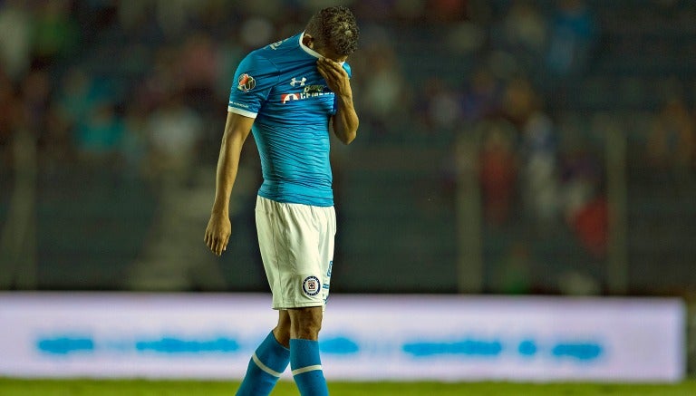 Joao Rojas se tapa la cara durante un partido de Cruz Azul