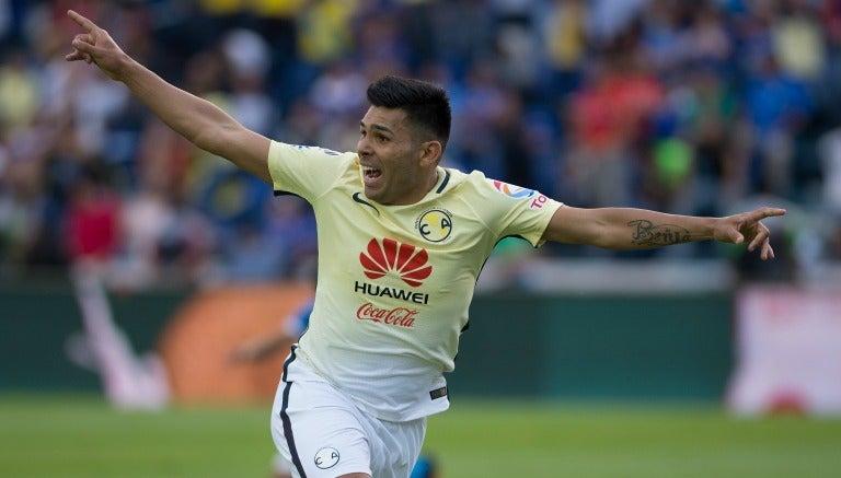 Silvio Romero celebra su gol frente a Cruz Azul