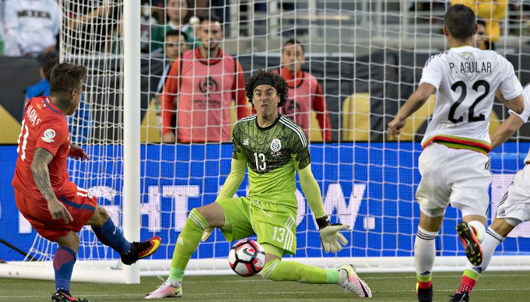 Guillermo Ochoa recibe gol de Chile en Copa América Centenario