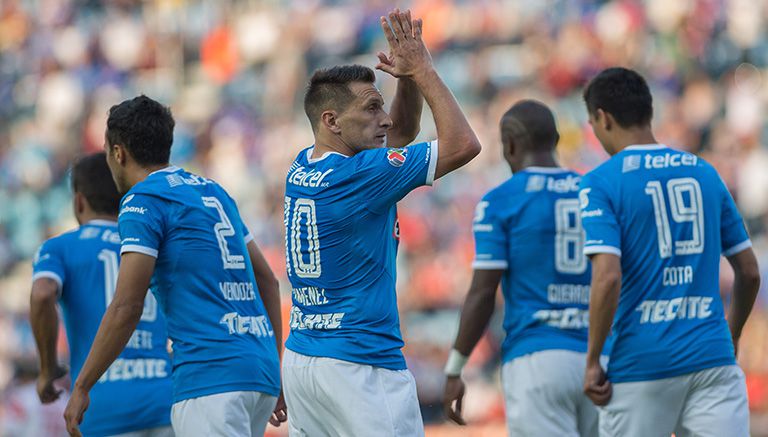 Chaco Giménez aplaude a la afición tras anotar un gol contra Veracruz