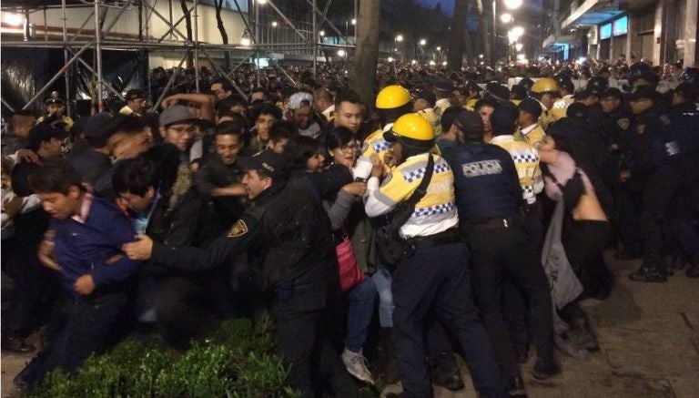 Seguidores de Roger Waters intentando acceder al Zócalo de la CDMX