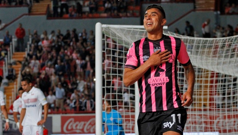 Edson Puch celebra un gol con los Rayos del Necaxa