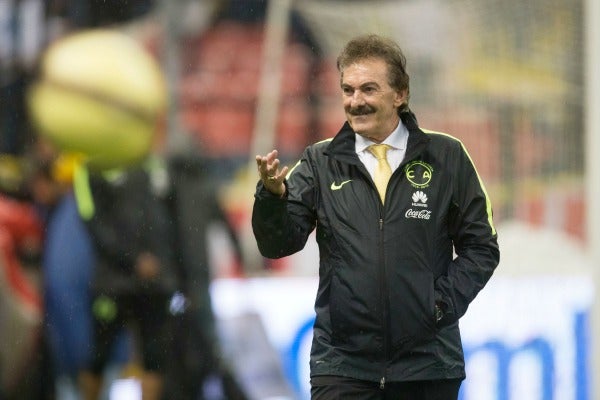 Ricardo La Volpe durante su primer partido como timonel del América