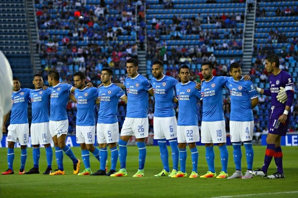 Los jugadores de Cruz Azul formados antes de un encuentro de Liga Mx