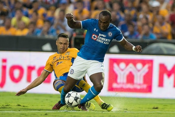 Guerrón pelea un balón en el juego contra Tigres