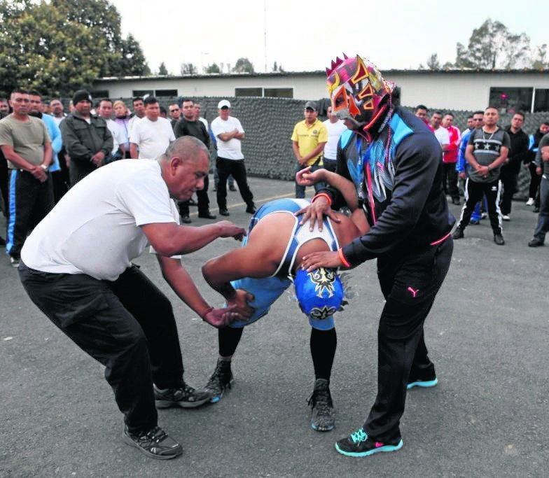 Dragón enseña técnicas básicas de lucha a los policías 