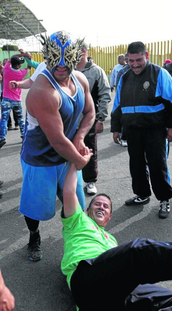 Otros luchadores se han unido a la labor de  Dragón Rojo Jr.