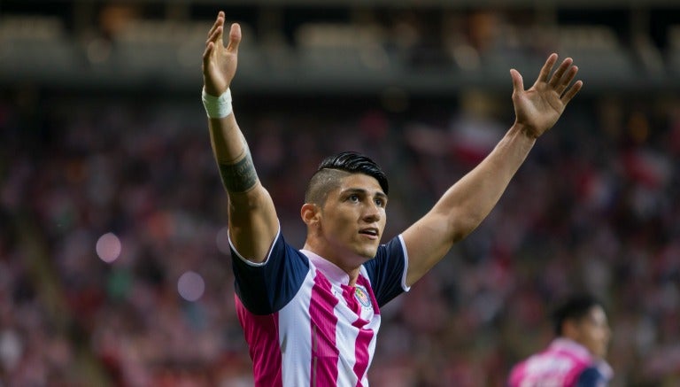 Alan Pulido festeja su gol con Chivas