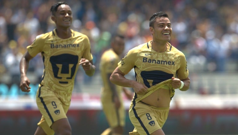 Pablo Barrera celebra un gol de Pumas