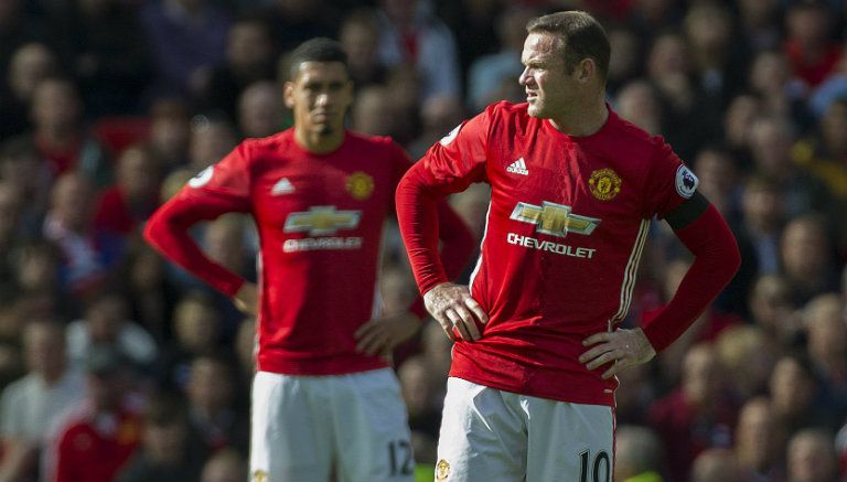 Rooney y Smalling se lamentan con el Manchester United