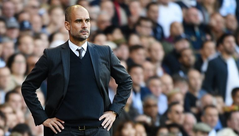 Pep Guardiola observa a su equipo durante el juego contra el Tottenham