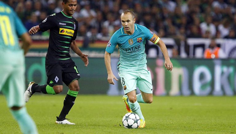 Iniesta conduce el balón en juego de Champions 