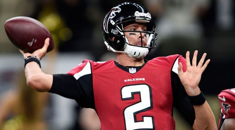 Matt Ryan intenta mandar un pase