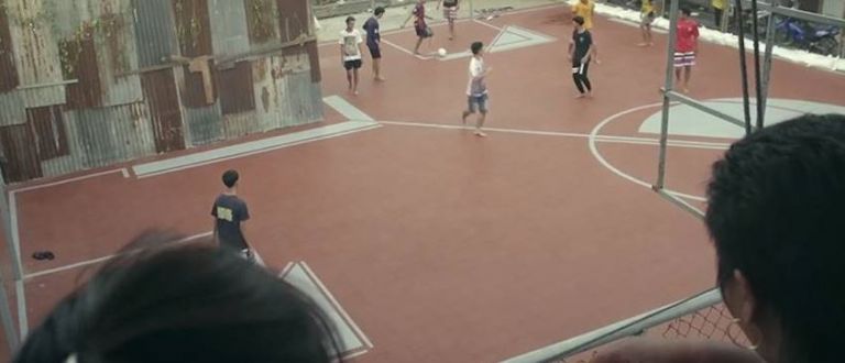 Niños jugando en una de las canchas no rectangulares