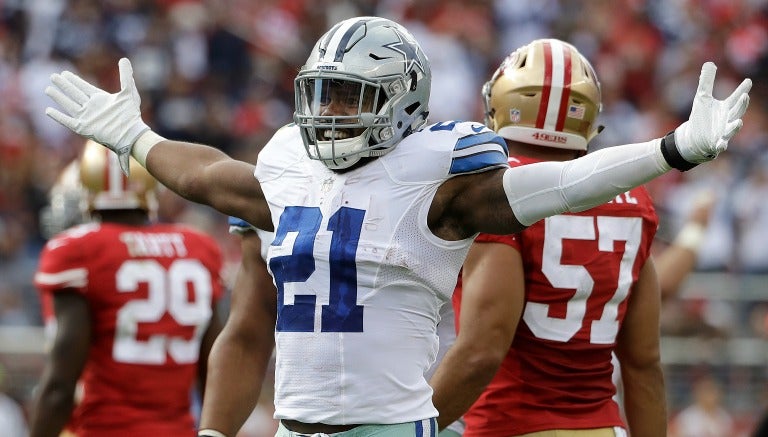 Ezekiel Elliot celebra uno de sus TD's de esta tarde