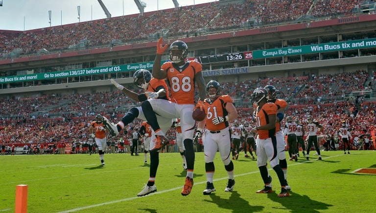 Los elementos de la ofensiva de Broncos celebrando un TD