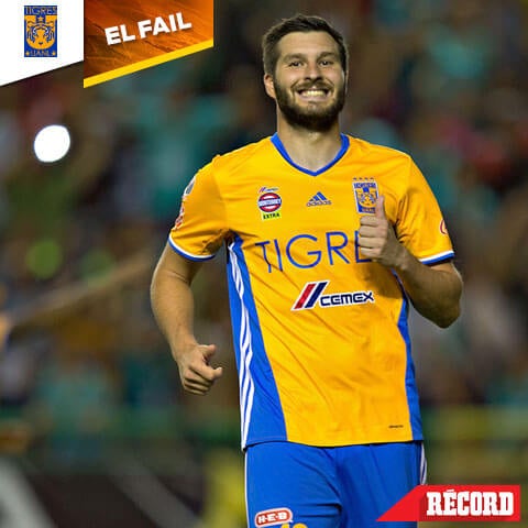 Gignac sonríe tras fallar el penalti frente a León