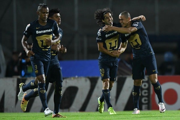 Matías Britos celebra un gol con sus compañeros en un encuentro de Pumas