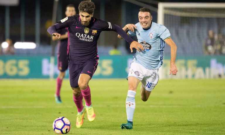 Iago Aspas intenta quitarle el esférico a Andre Gomes 