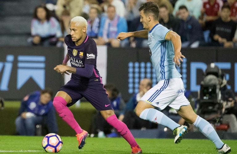 Neymar conduce el balón en el partido Celta vs Barcelona