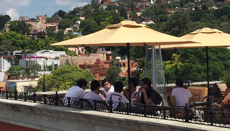 Alejandro Peña, al centro, junto a un grupo de amigos en San Miguel de Allende, Guanajuato