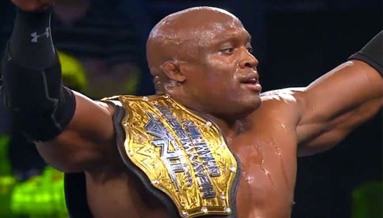 Lashley festeja con el cinturón de TNA