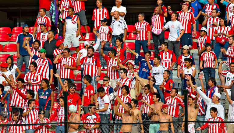 Aficionados rojiblancos apoyando desde la tribuna