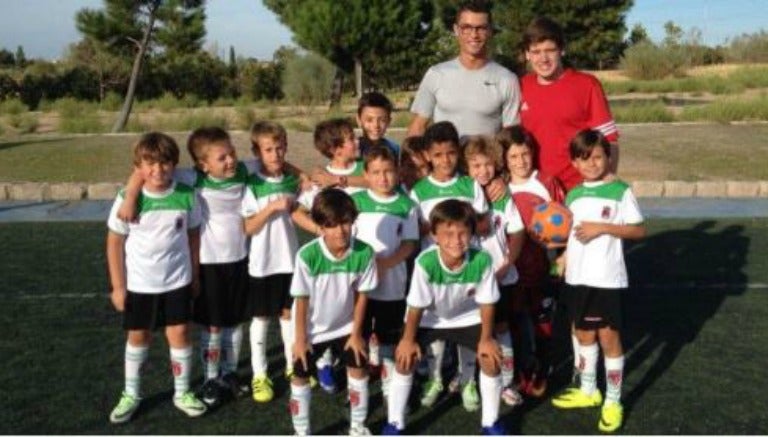 Cristiano Ronaldo posa con el equipo de su hijo 