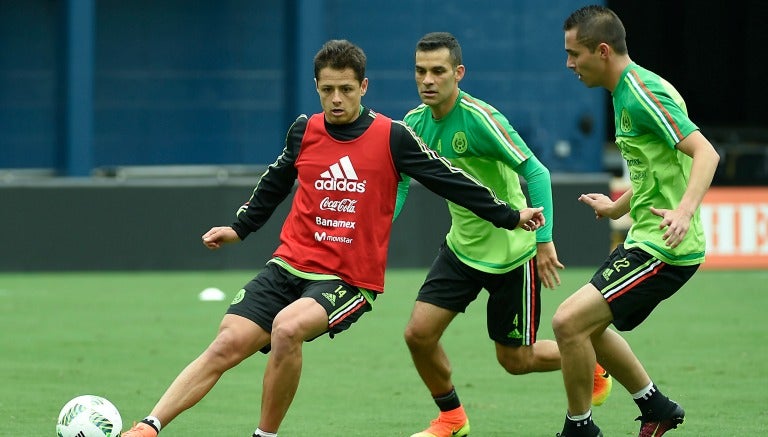 Javier Hernández, Rafa Márquez y Paul Aguilar en un entrenamiento con el Tri