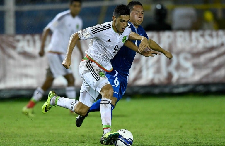 Raúl Jiménez y Richard Menjivar pelean por un balón