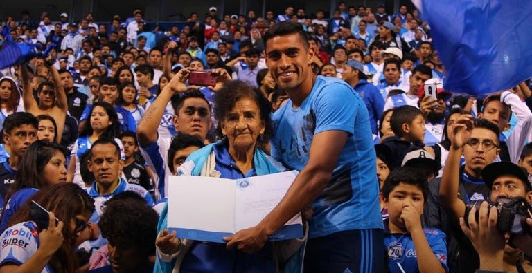 Patricio Araujo entrgándole un agradecimiento a Doña Male en el estadio Cuauhtémoc