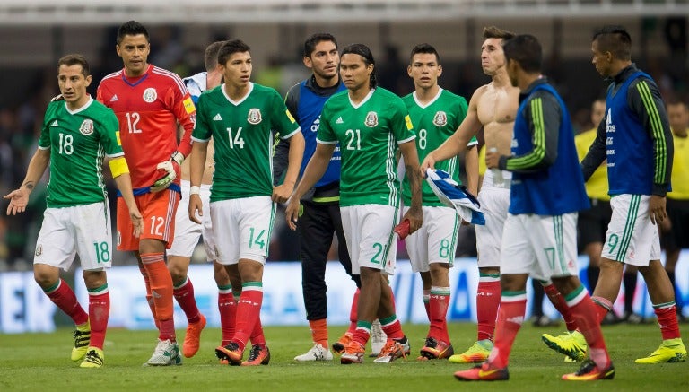 Jugadores del Tri salen pensativos del Estadio Azteca