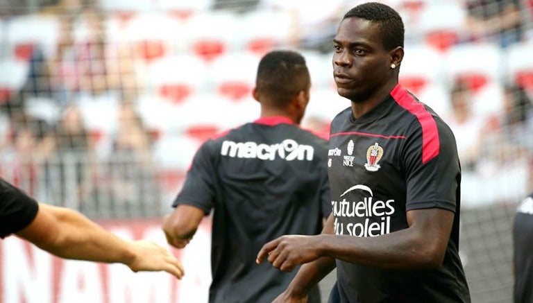 Mario Balotelli realiza el calentamiento previo al triunfo 2-1 del Niza frente al Lorient