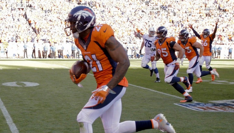 Aqib Talib corre con el ovoide