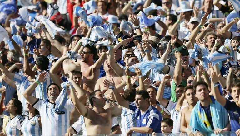 Aficionados argentinos cantan durante un juego de su selección en Brasil 2014