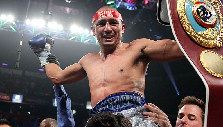 Orlando Salido presume su cinturón al término de una pelea