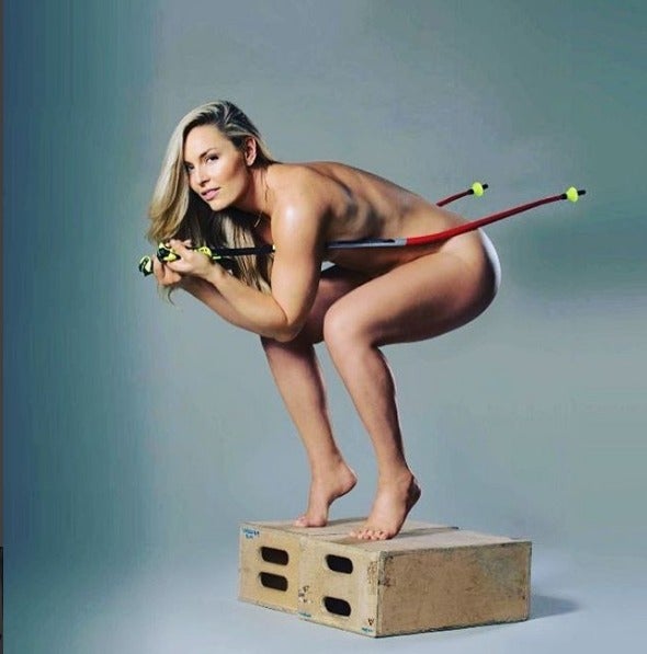 Lindsey Vonn en desnudo artístico con sus esquís en manos 