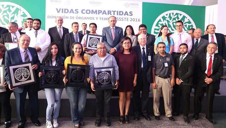 Reyes Baeza posa junto a los miembros de 'Vidas Compartidas'