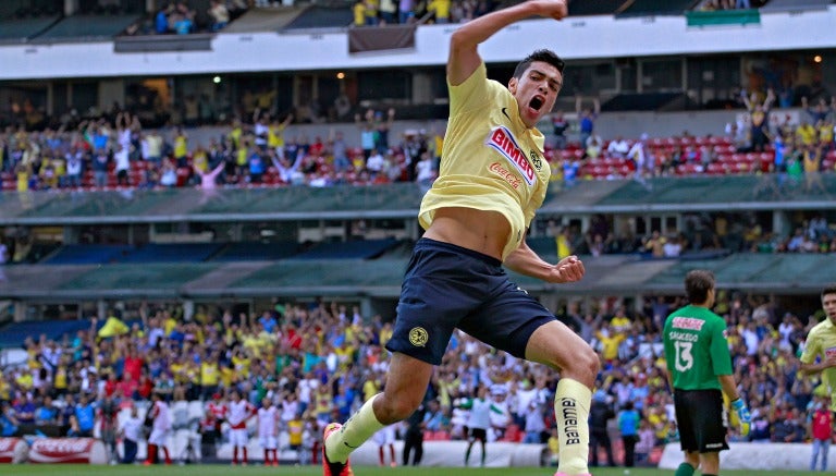 Raúl jiménez festeja una anotación con el América en el Azteca