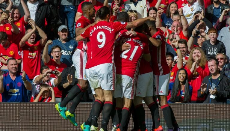 La escuadra de José Mourinho festejando una anotación