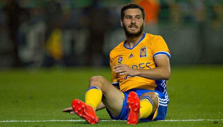 Gignac se lamenta en un partido con Tigres