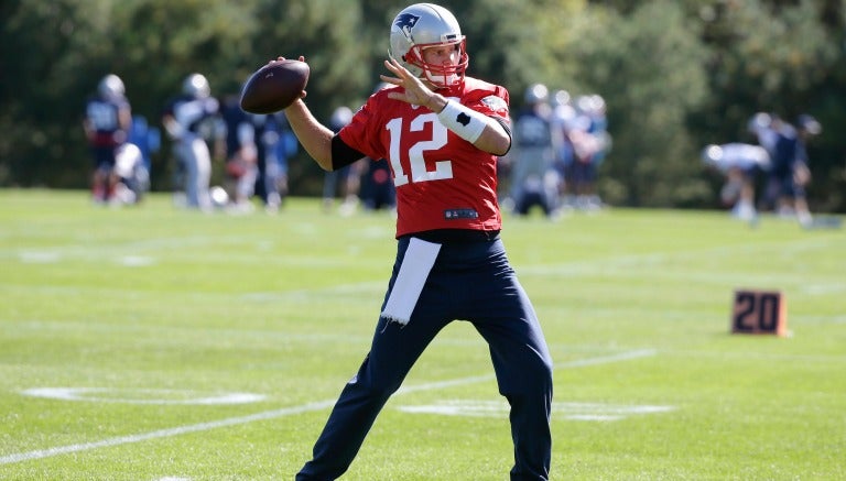 Brady prepara un lanzamiento en la práctica