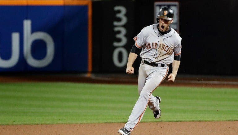 Conor Gillaspie corre después del cuadrngular