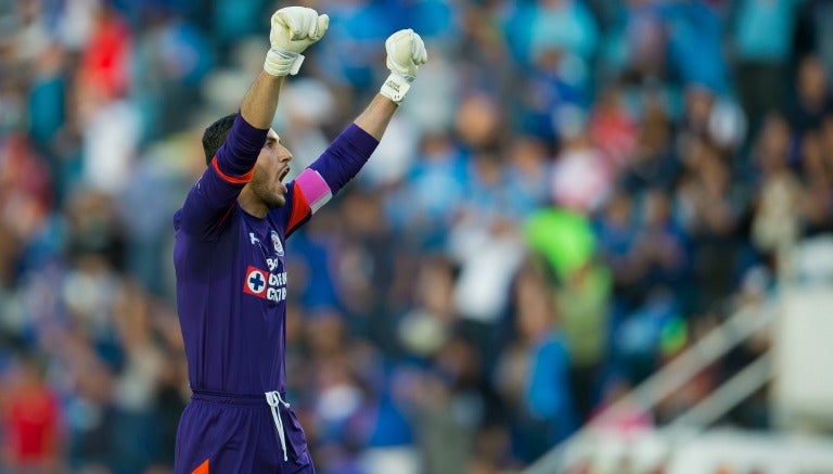 Corona festeja un gol de Cruz Azul