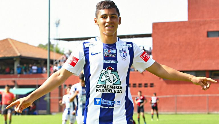 Edwin Lara celebra un gol con la playera de Pachuca