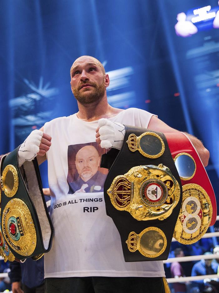 Tyson Fury celebra su victoria contra Vladimir Klitschko