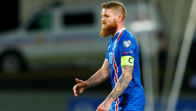 Aaron Gunnarson, capitán y símbolo de Islandia, durante el juego frente a Finlandia