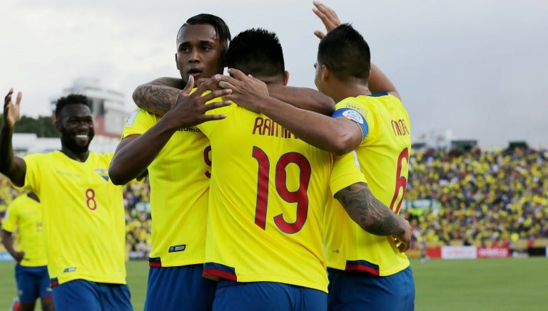 Los jugadores de Ecuador celebrando uno de los goles del partido